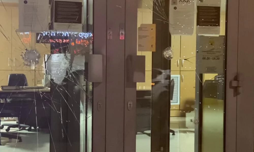 Θρασύτατοι κακοποιοί επιτέθηκαν με βαριοπούλες σε τράπεζα